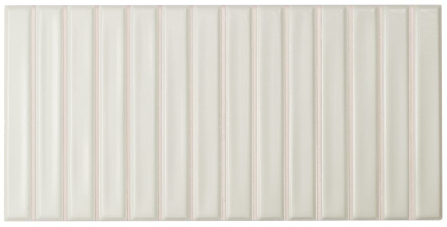 Panel o estor plisado vertical blanco con sutiles rayas beige.