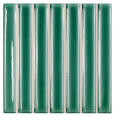 Azulejos cerámicos verticales verdes con un patrón brillante y acanalado.