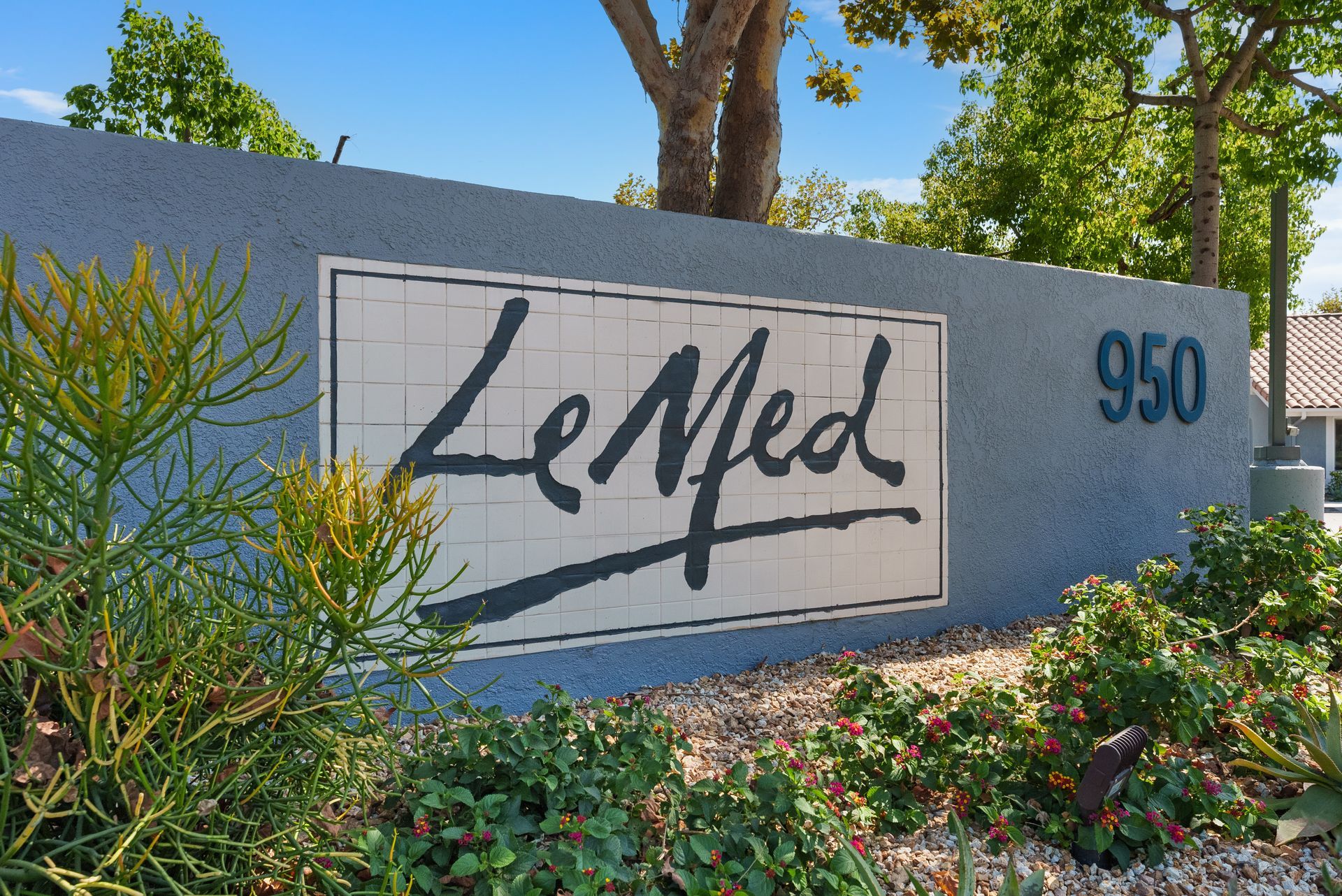 Le Med sign