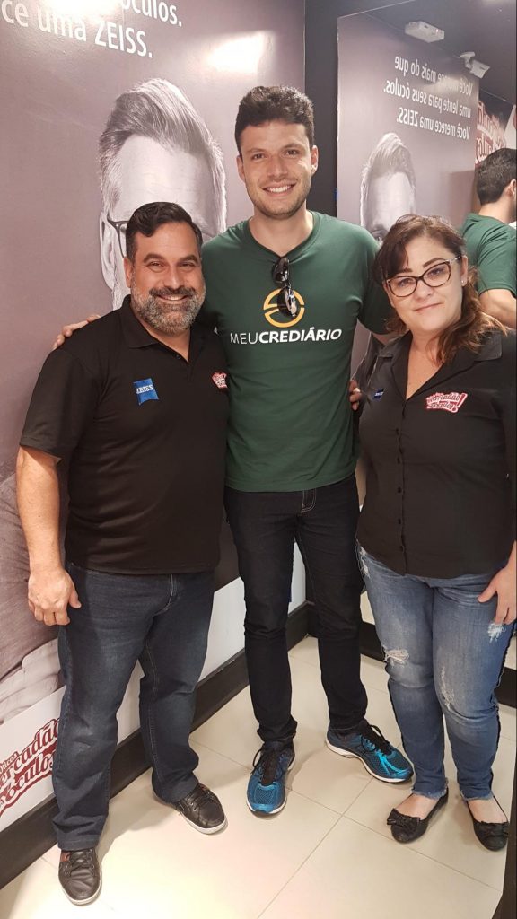 jeison schneider com o pessoal do mercadão dos óculos