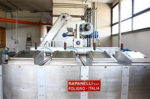 Una macchina in acciaio inossidabile con un cartello che dice raparelli folgno italia