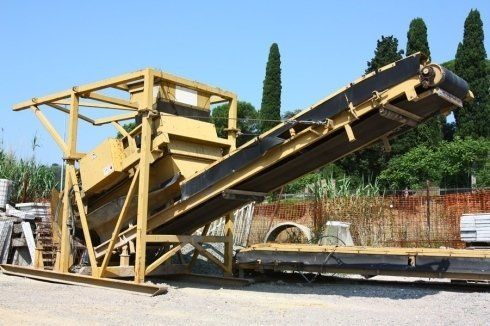 Un grande nastro trasportatore è posizionato sopra un rimorchio