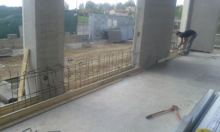 Un uomo sta lavorando su un muro in un edificio in costruzione.