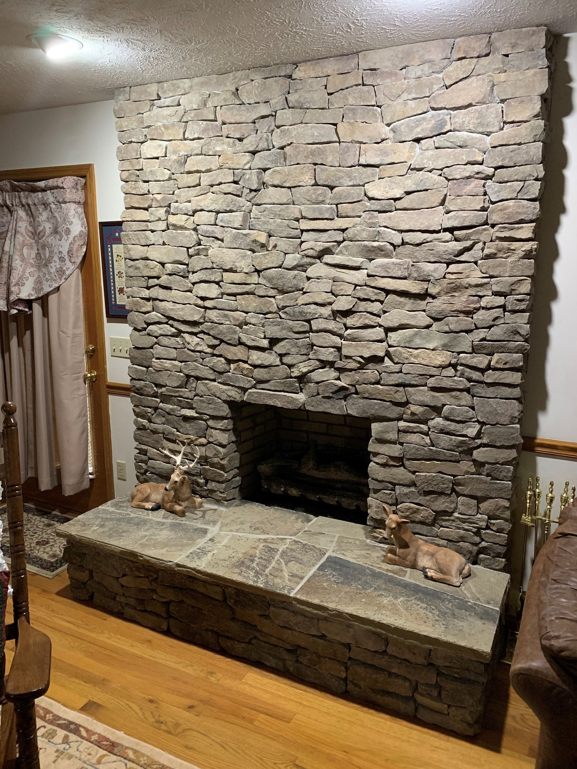 Interior Accent Wall with Fieldstone Veneer from Vining Stone