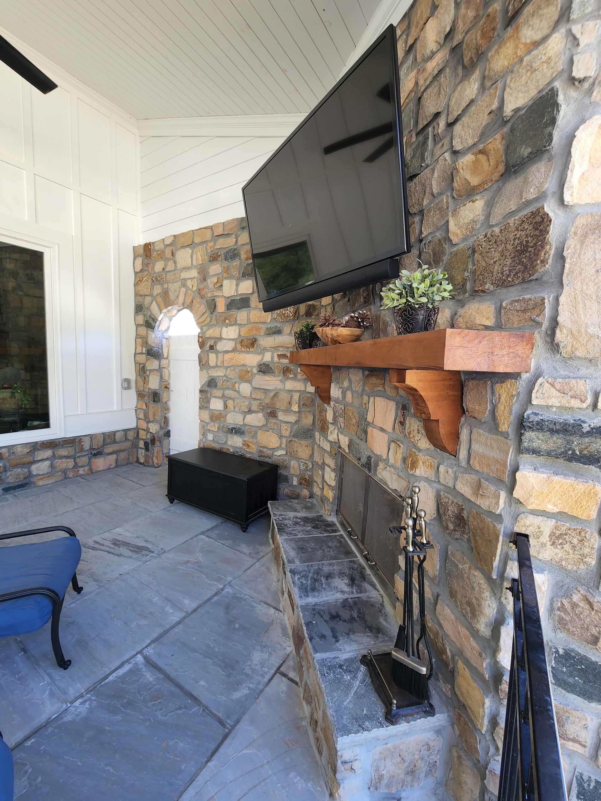 Chapel Hill Veneer on Outdoor Fireplace