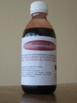 Frasco de medicina marrón con tapa blanca y etiqueta blanca sobre fondo liso.