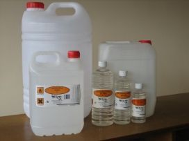 Jarras de plástico blancas y botellas transparentes con tapones rojos de distintos tamaños sobre una mesa.