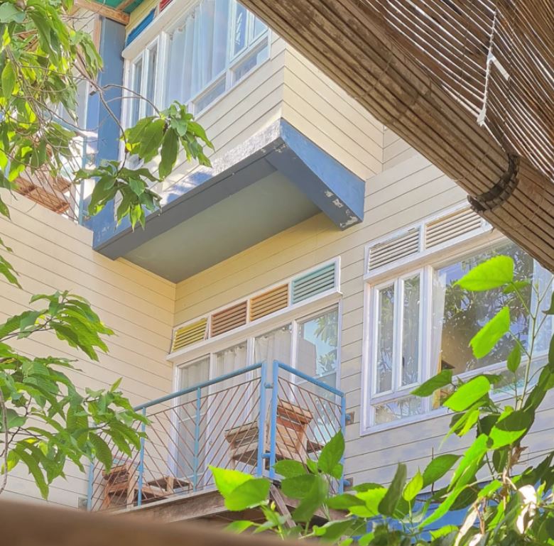 Gallery Flotsam and Jetsam Artists Beach Hostel