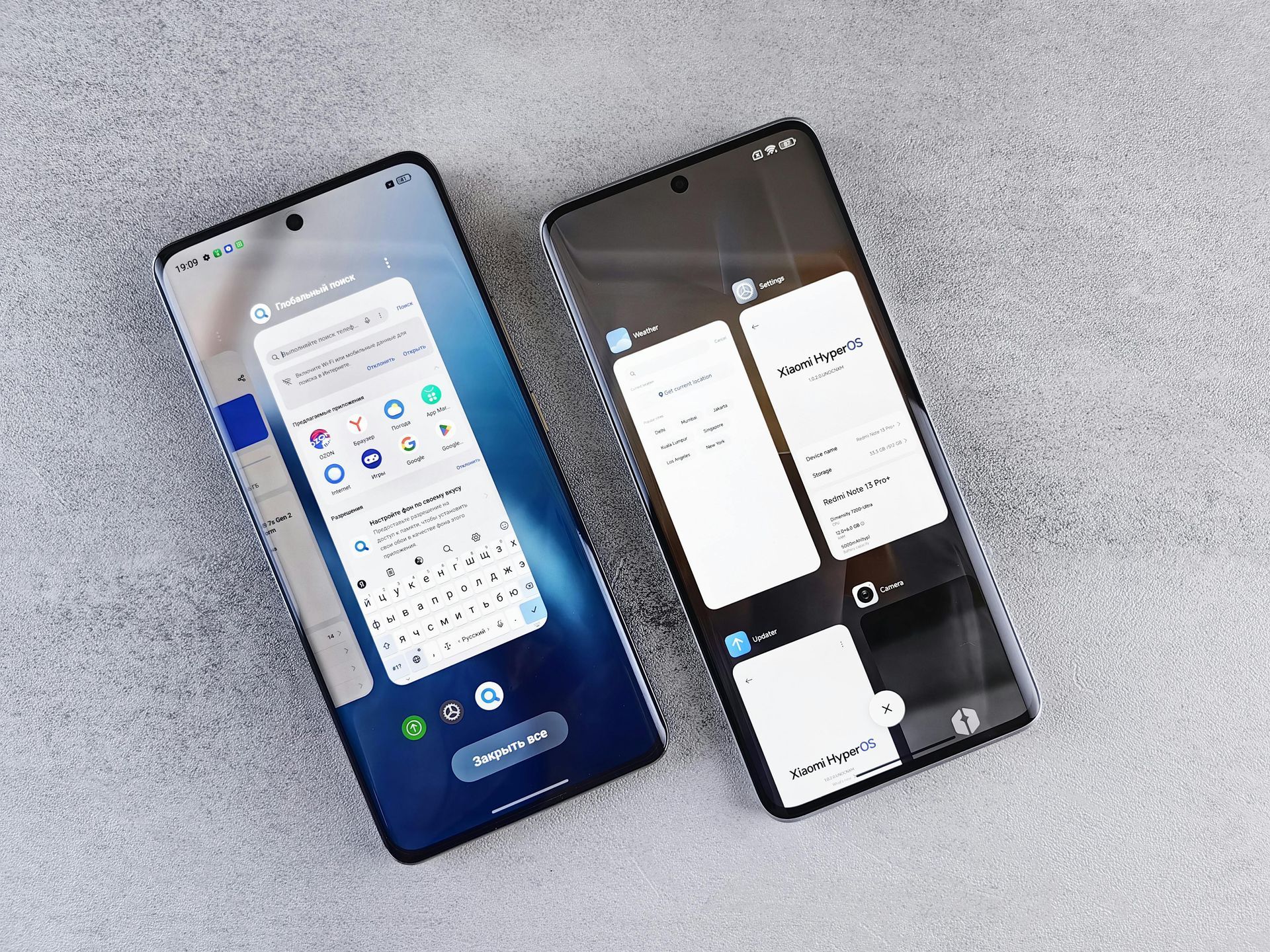 Zwei Smartphones auf einer grauen Oberfläche; eines ist mit einer App geöffnet, das andere zeigt Widgets an.
