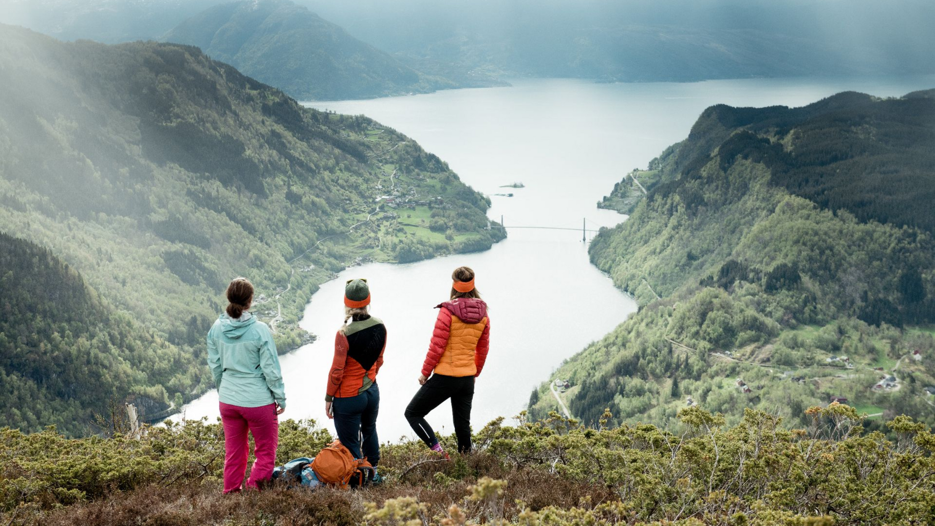 People on hike enjoy a lovely viewpoint over the Fyksesund branch of the Hardangerfjord