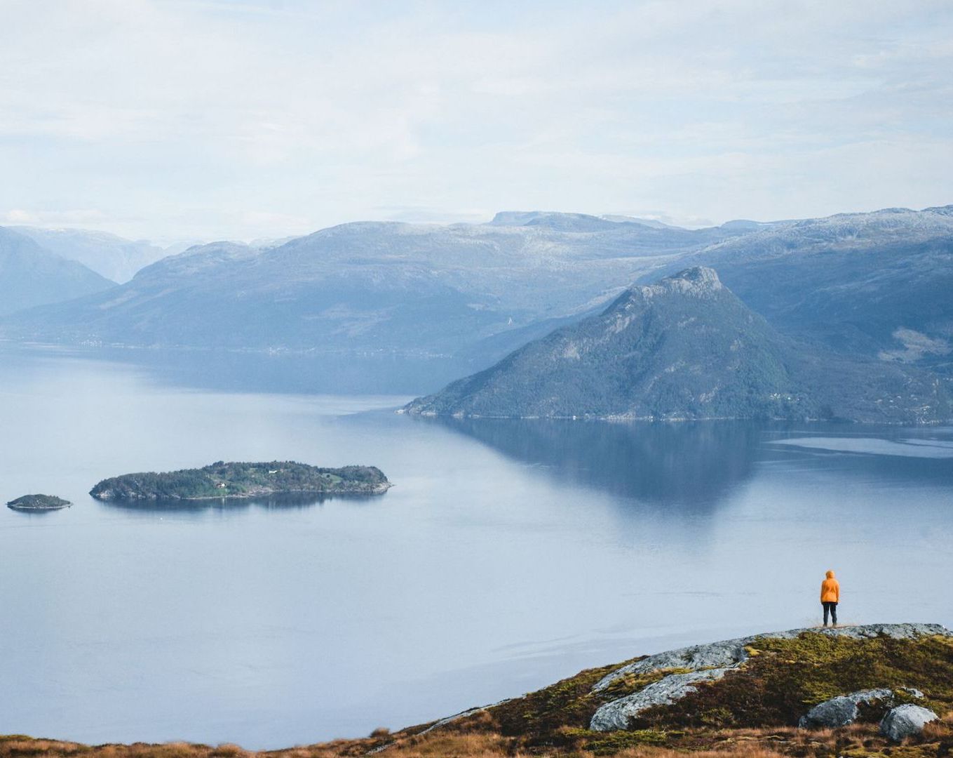 A boy enjoying the panoramic view on a guided hike to Hellefjellet in Norheimsund, Hardangerfjord.