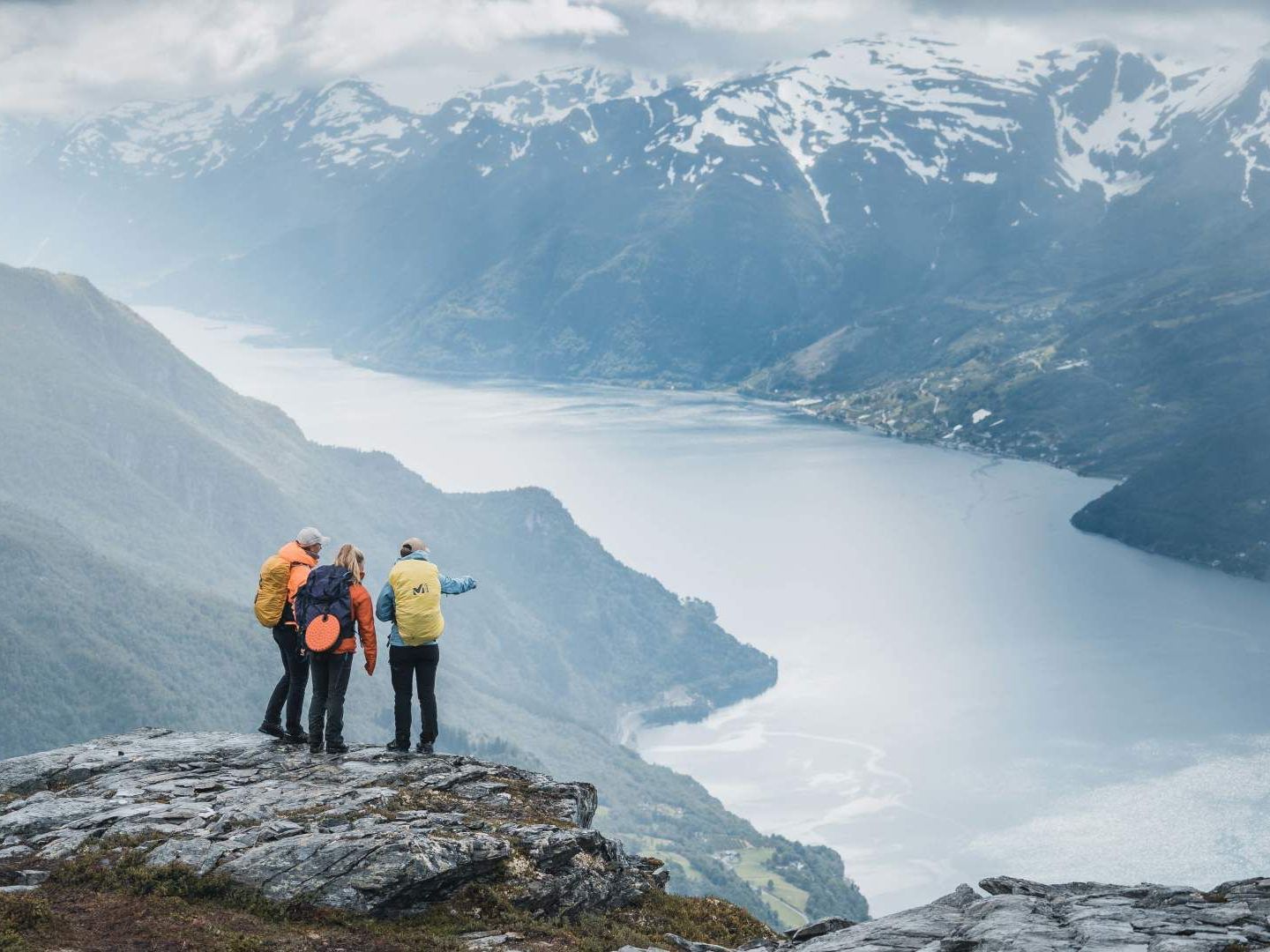 People enjoying the view along Dronningstien / The Queen's path in Sørfjorden, Hardanger.