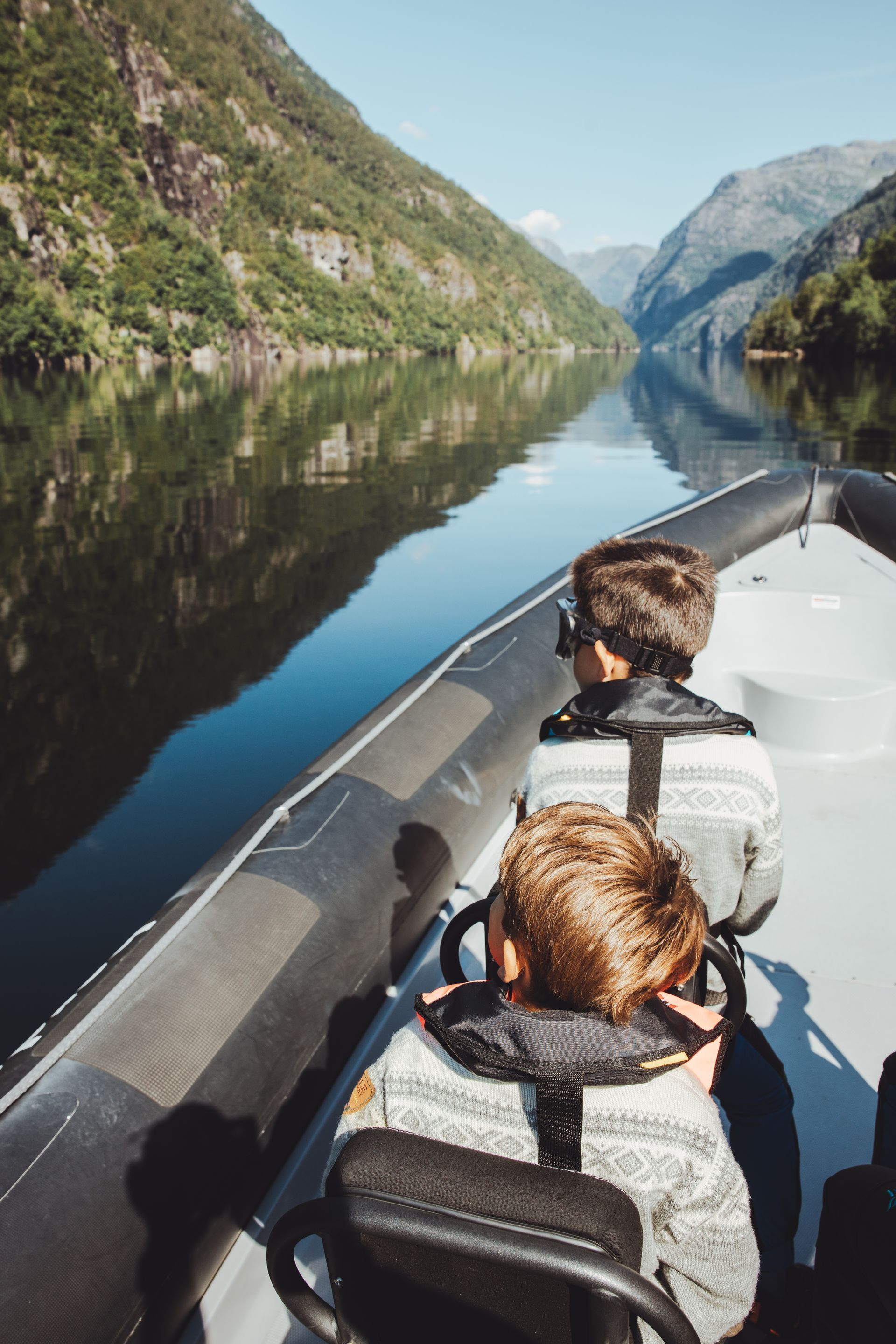 Kids on a RIB safari in Fyksesund, a branch of the Hardangerfjord. Photo: Ruben Soltvedt