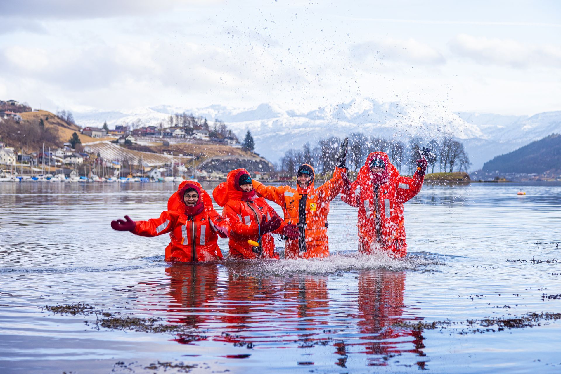 People floating in Fyksesund on a premium boat adventure in the most narrow part of the Hardangerfjord.