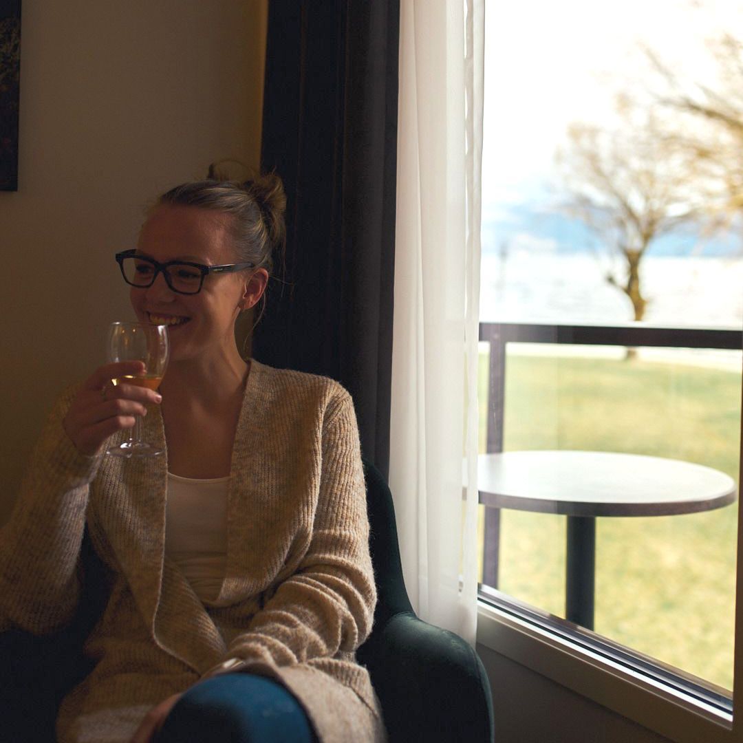Enjoying some Hardanger cider at a room at Hardangerfjord hotel in Øystese. Photo: Tor Hveem