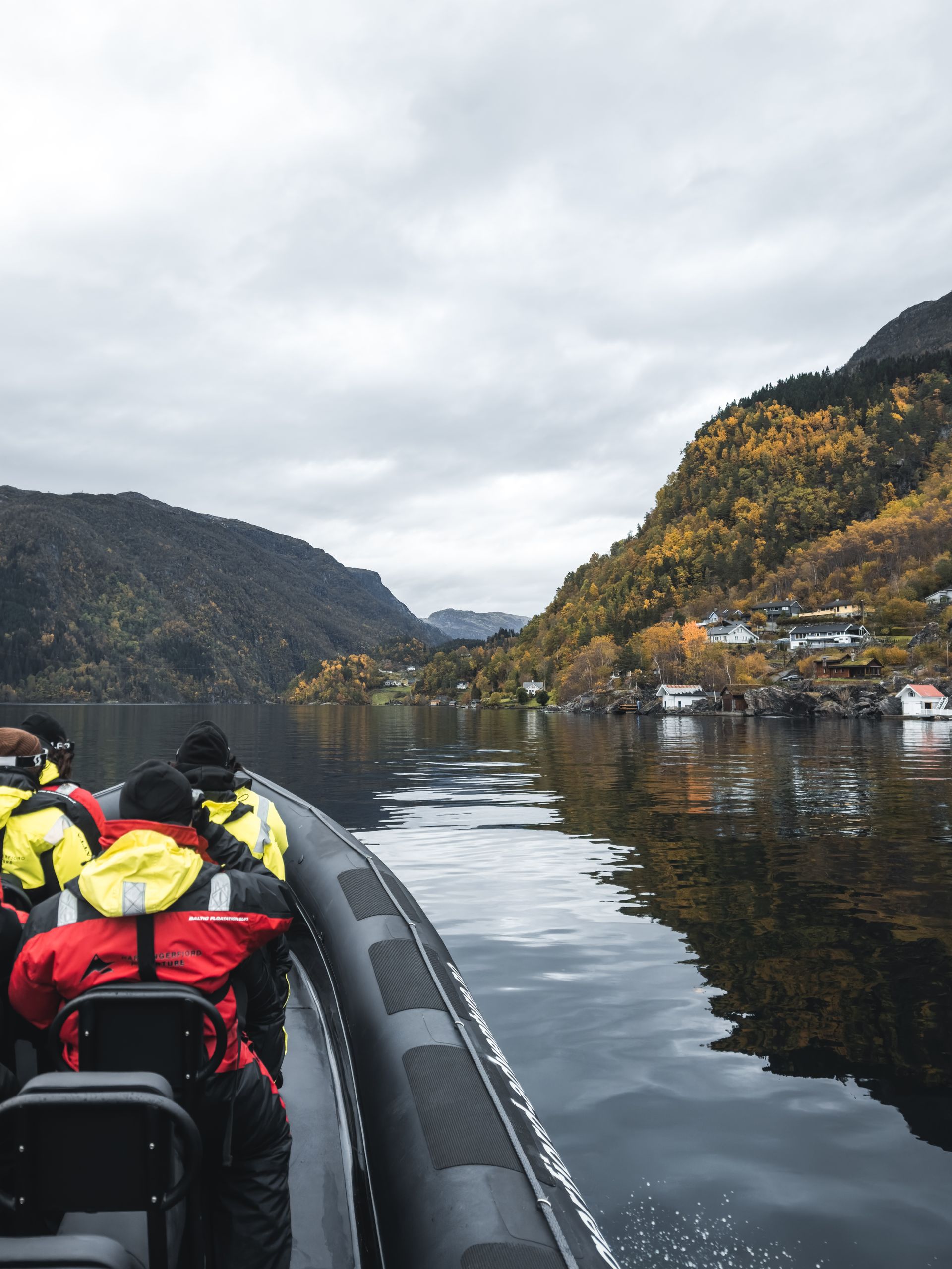 People on a autumn RIB safari to Fyksesund