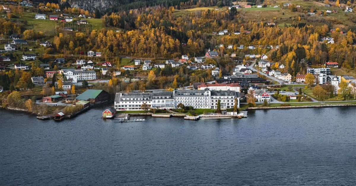 Brakanes hotel fjordside in Ulvik in autumn colors.