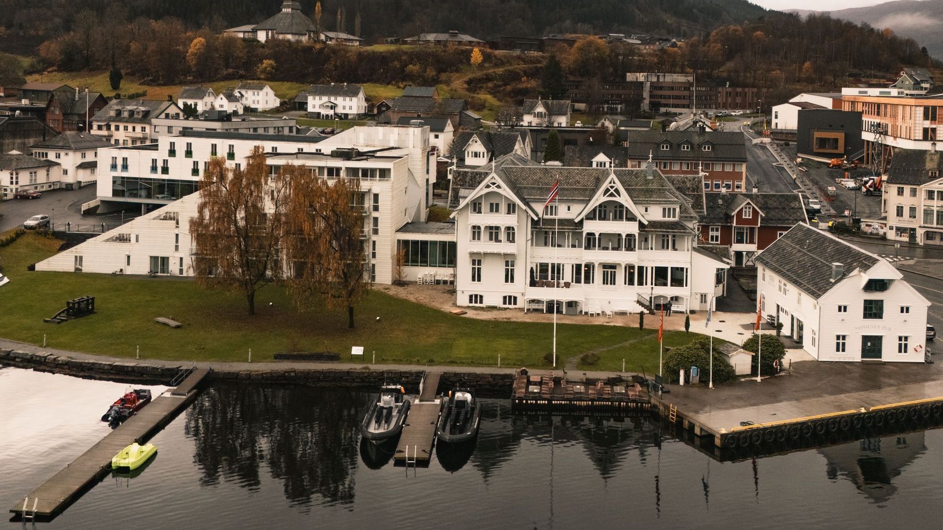 Thon Hotel Sandven in Norheimsund in autumn.