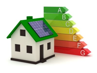 Green house with solar panels, next to energy efficiency rating chart from A (green) to G (red).