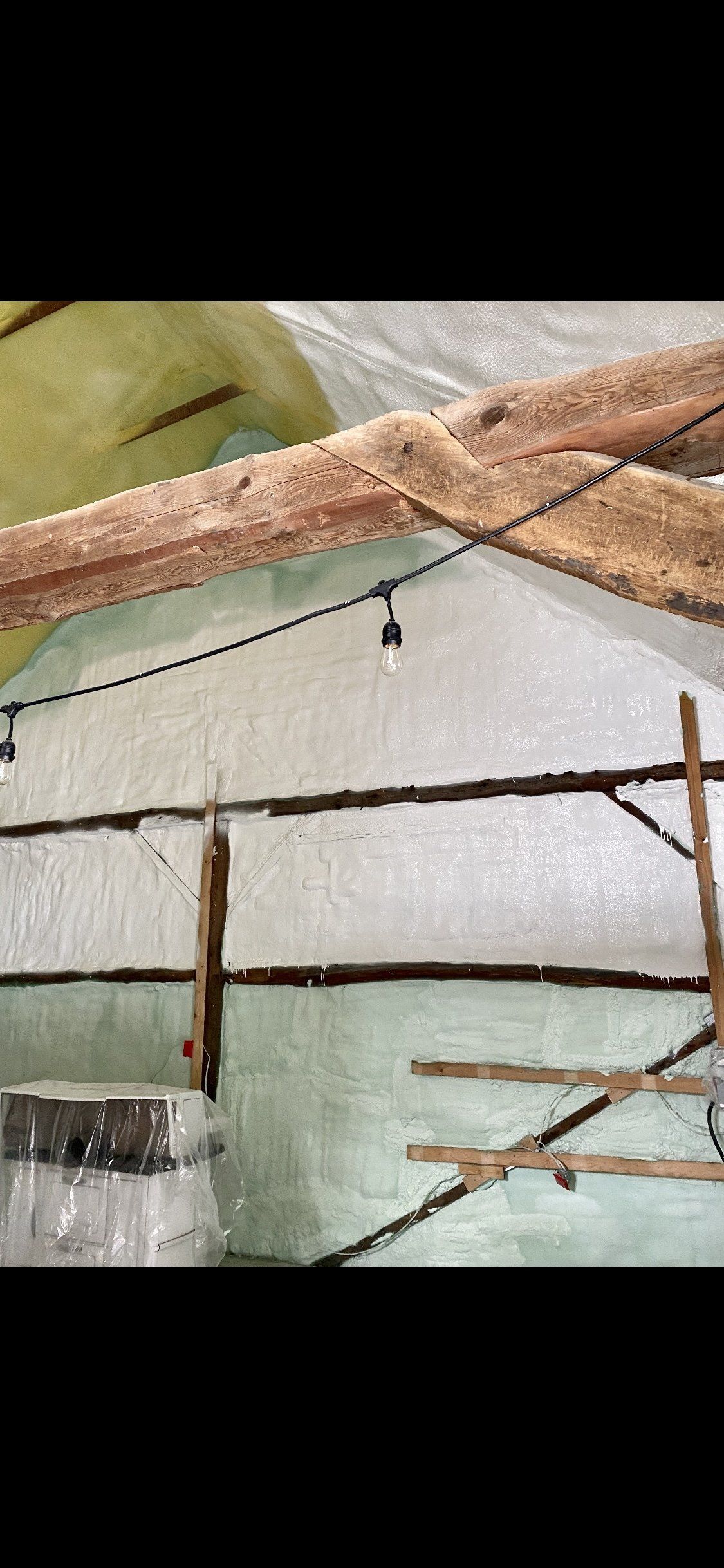 un gros plan d un mur en travaux d isolation