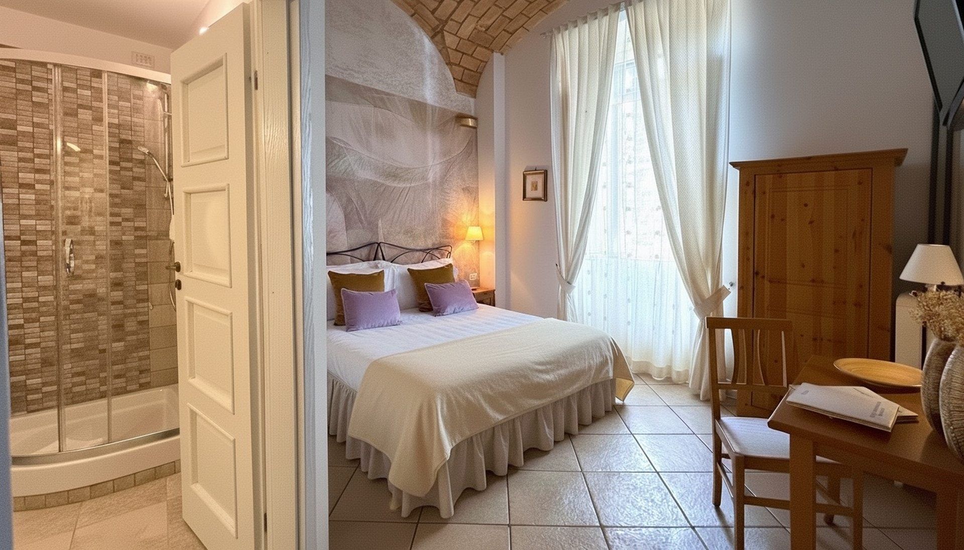 Chambre avec lit double, douche, meubles en bois et plafond voûté.