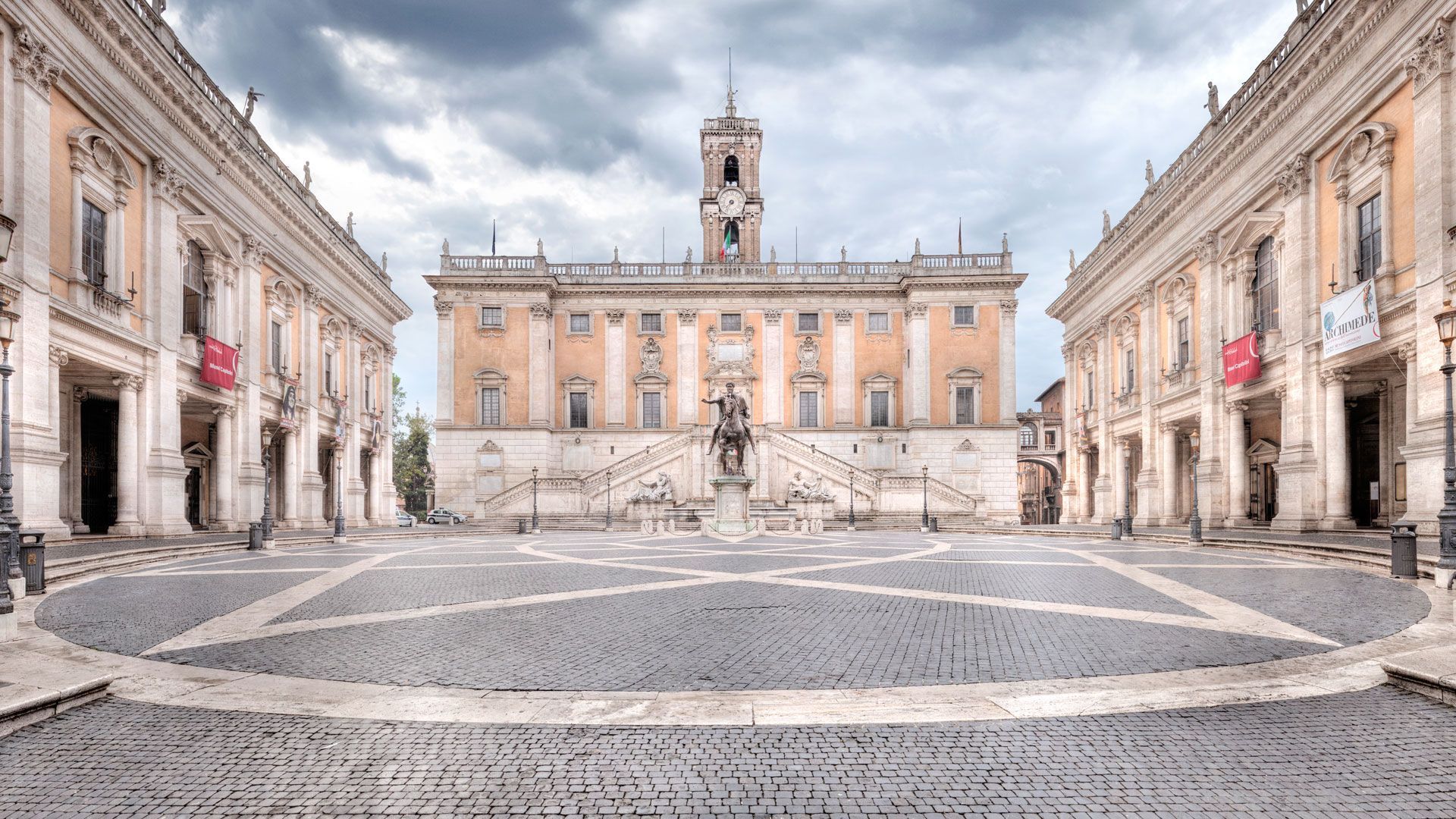 Piazza del Campidoglio a Roma: piazza simmetrica, edifici con colonne.