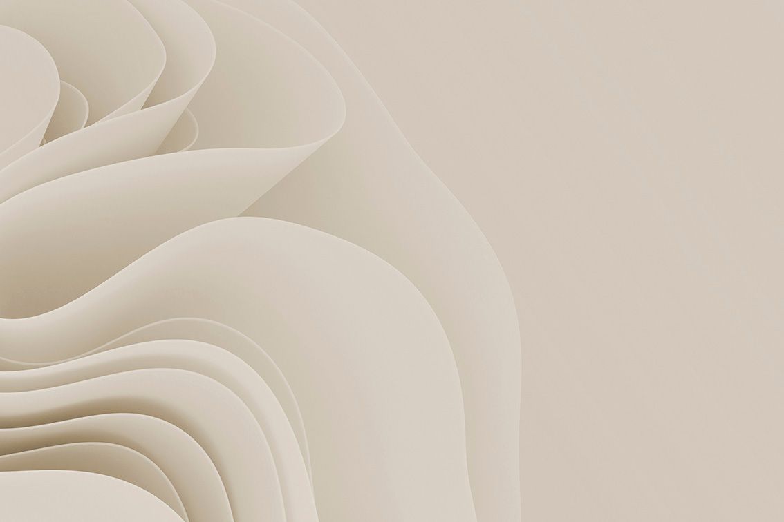 Scultura astratta di carta stratificata beige con morbide pieghe curve su uno sfondo chiaro.