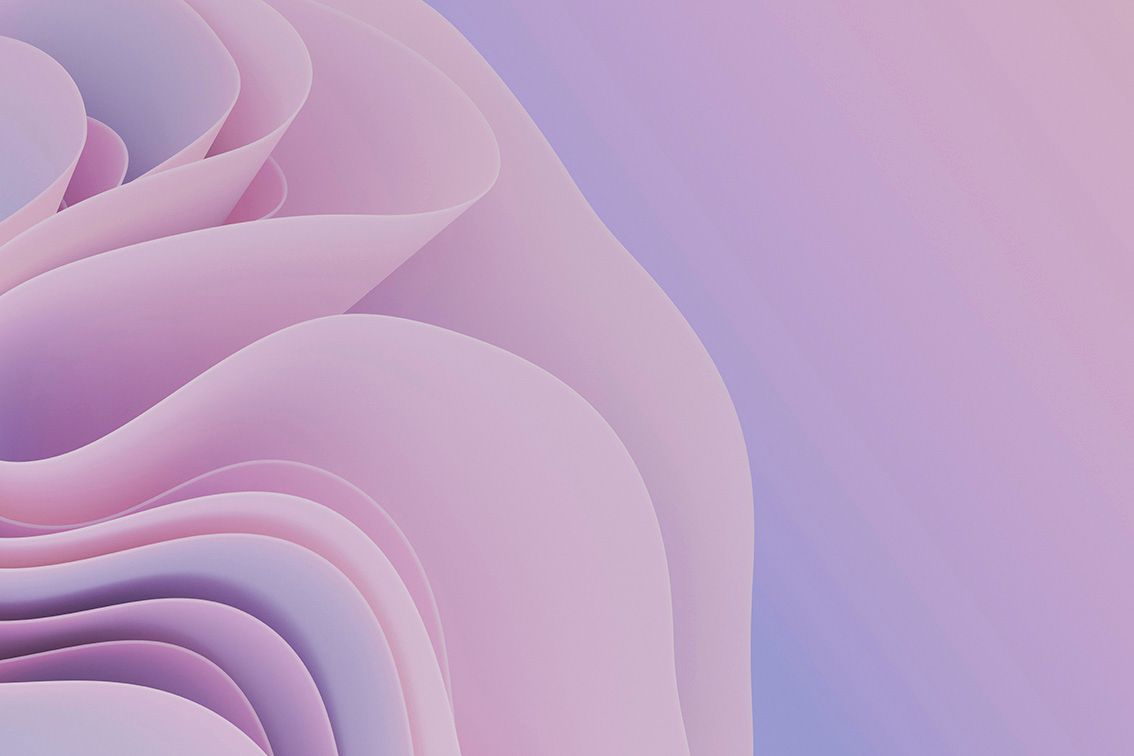 Vortici astratti di carta stratificata rosa e lavanda su uno sfondo sfumato tenue