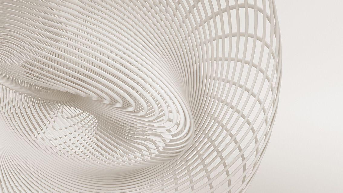 Scultura astratta a spirale in filo metallico bianco su sfondo chiaro