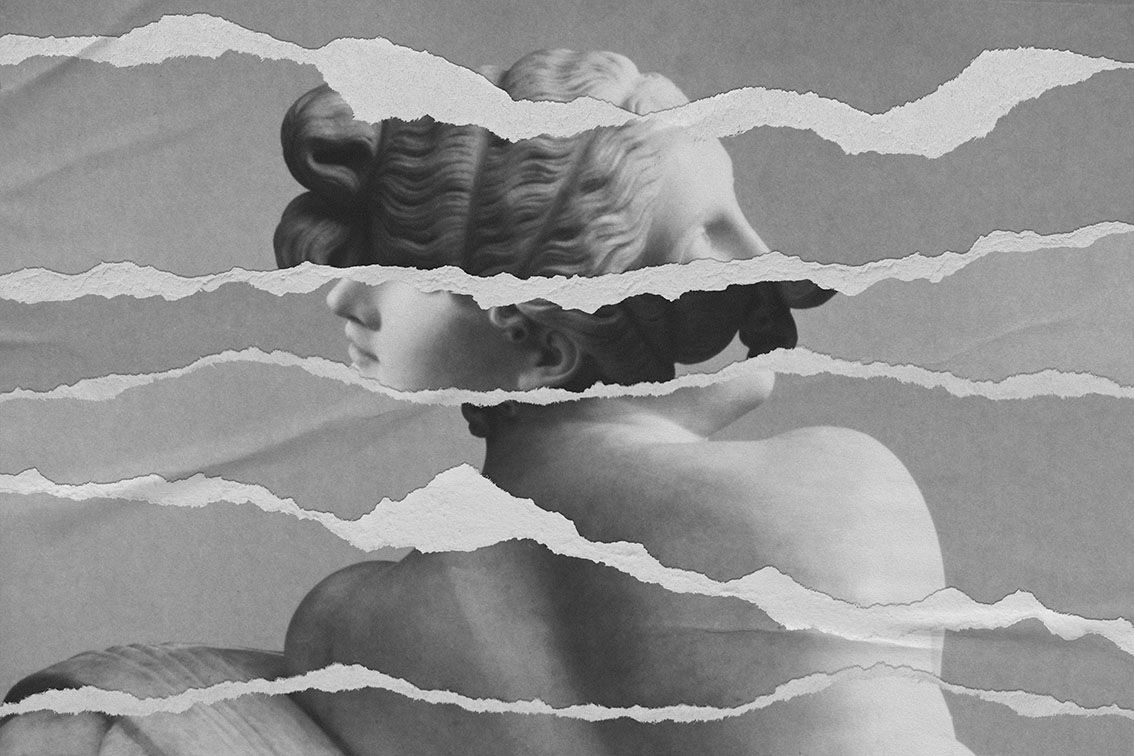 Collage in bianco e nero, realizzato con carta strappata, raffigurante una figura nuda seduta con la testa china e il braccio alzato sul viso.