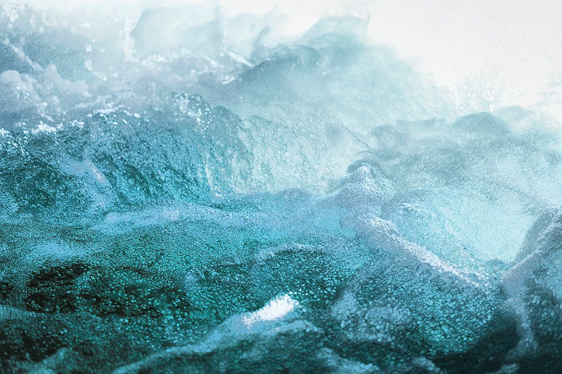 Onde oceaniche blu-verdi che si infrangono in un mare in tempesta