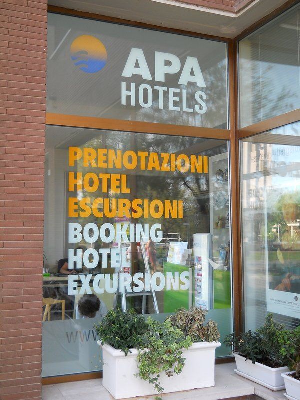 Insegna APA Hotels con la scritta arancione