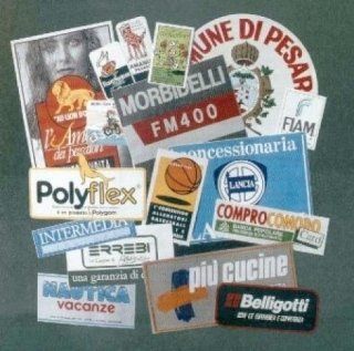 Assortimento di adesivi e loghi di prodotti italiani colorati sparsi su uno sfondo chiaro