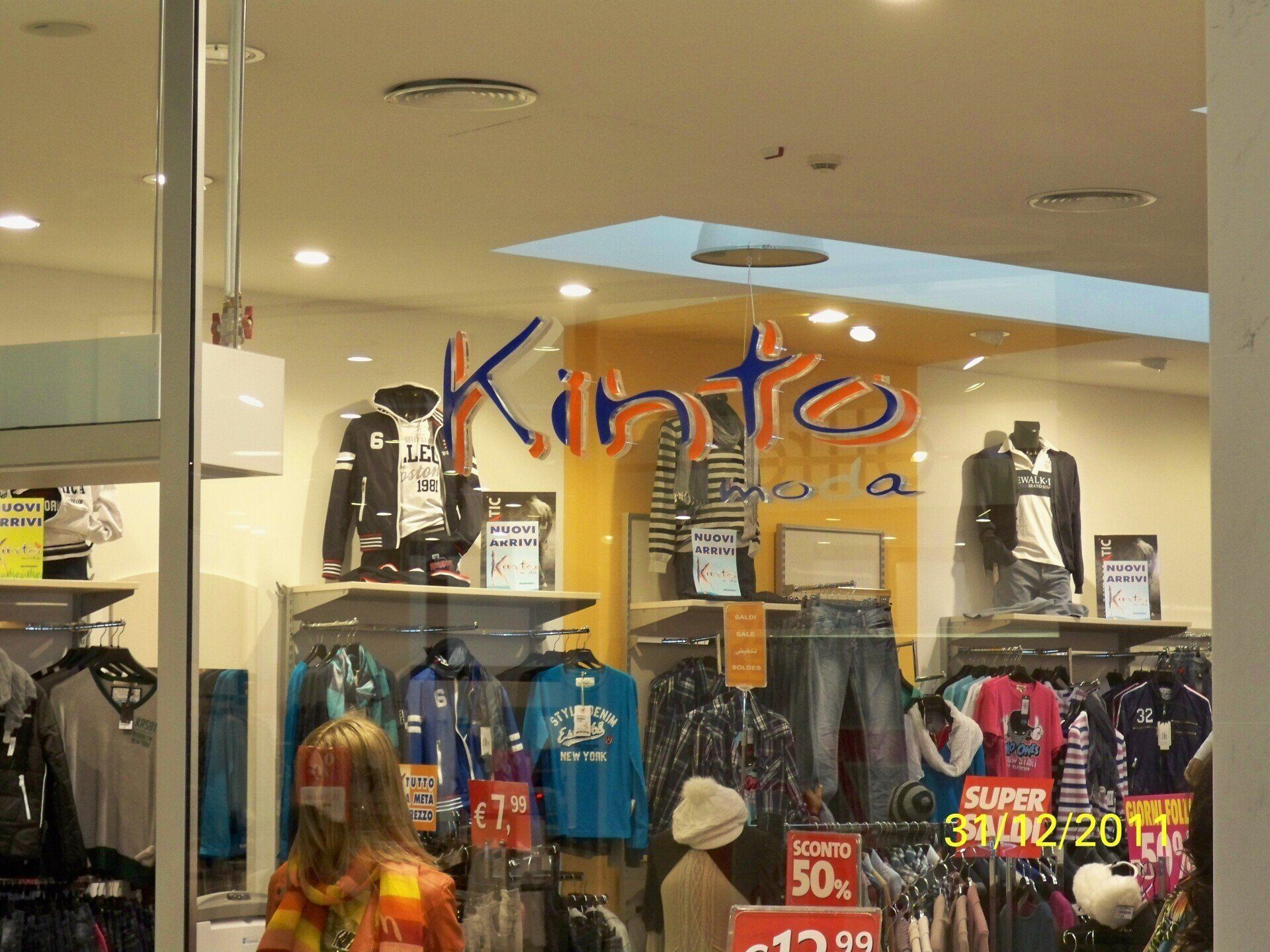 Vetrina di un negozio di abbigliamento con insegna