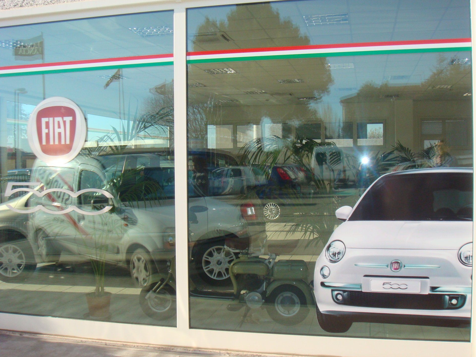 Vetrina della concessionaria Fiat con le auto esposte dietro ampie vetrate.