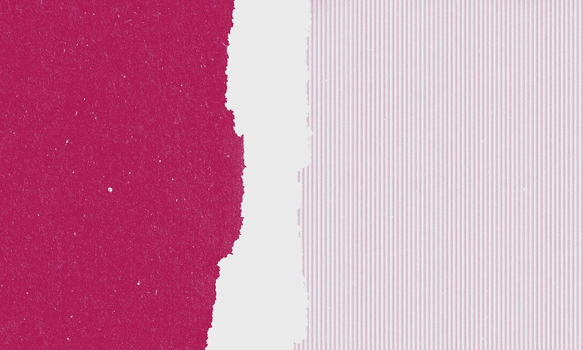 Superficie astratta rosa e bianca con trama e strisce verticali sul lato destro.