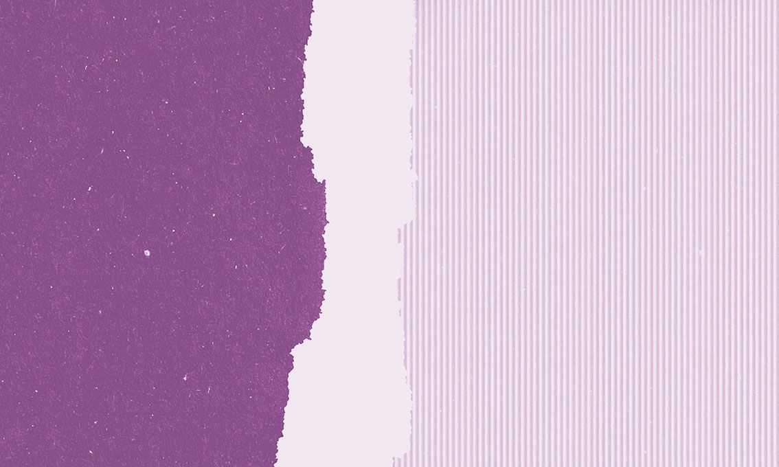 Parete viola con texture, una striscia bianca verticale e una sezione a strisce chiare sulla destra.