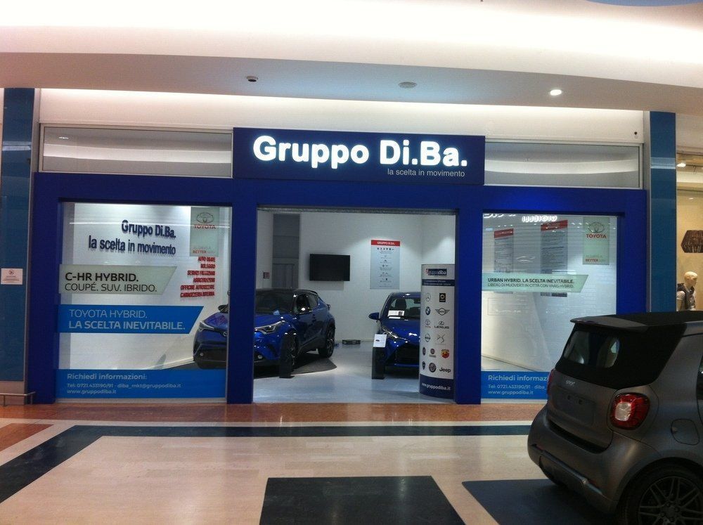 Ingresso dello showroom con insegna blu
