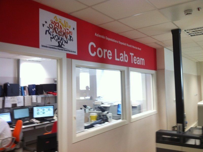 Ingresso del laboratorio con cartello rosso