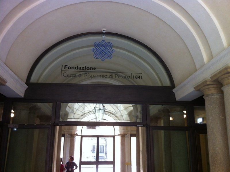 Ingresso ad arco di un edificio con insegna