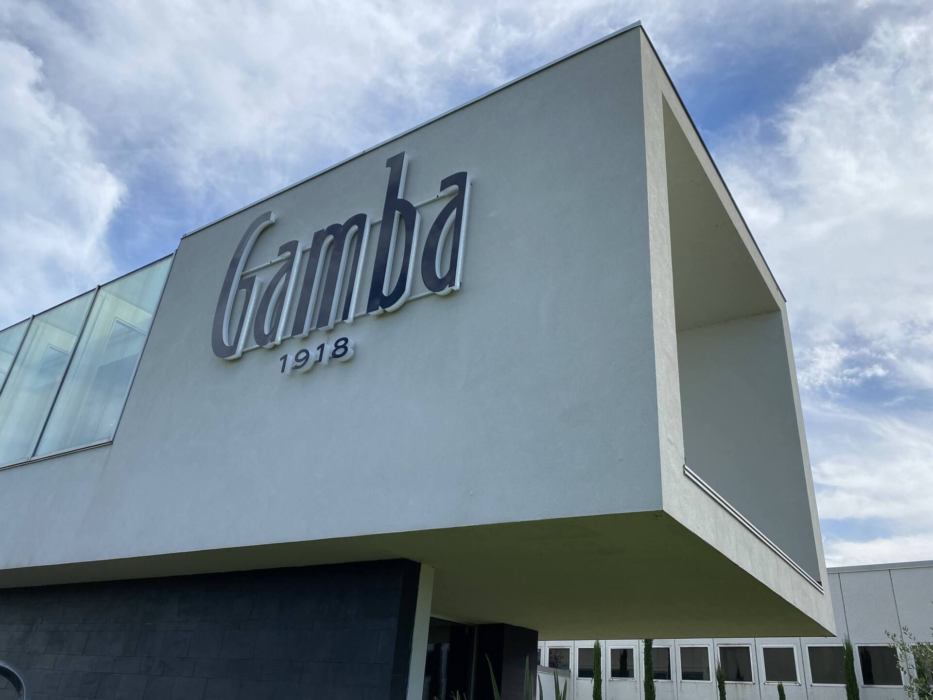 Esterno di un edificio moderno con una grande insegna 