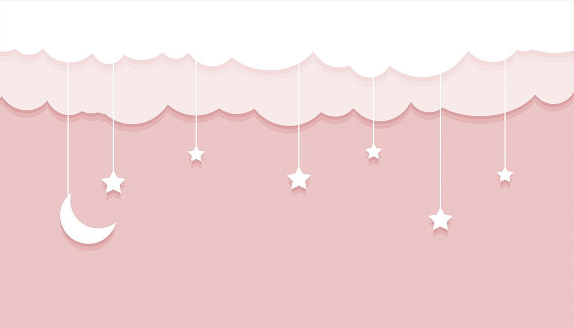 Sfondo rosa in stile cameretta con stelle pendenti e luna crescente sotto un bordo di nuvole smerlate.