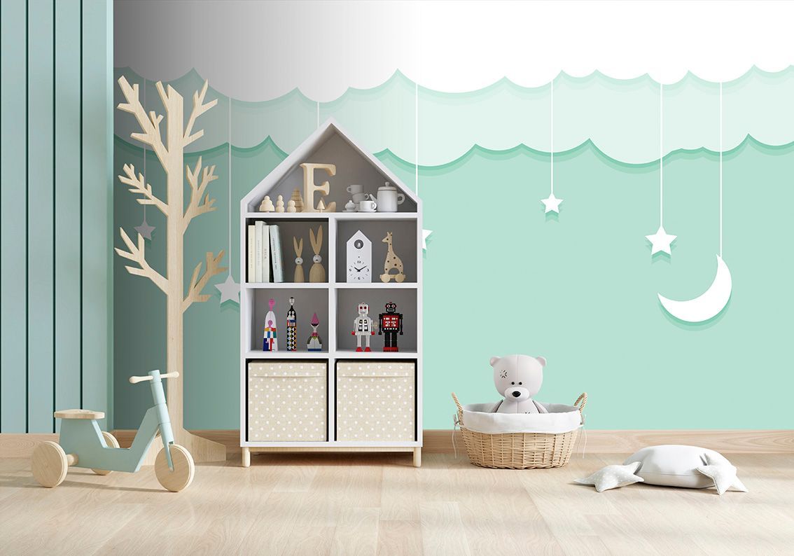Camera dei bambini con pareti color menta, una mensola a forma di casa delle bambole, un monopattino, un cestino e decorazioni appese a forma di luna e stelle.