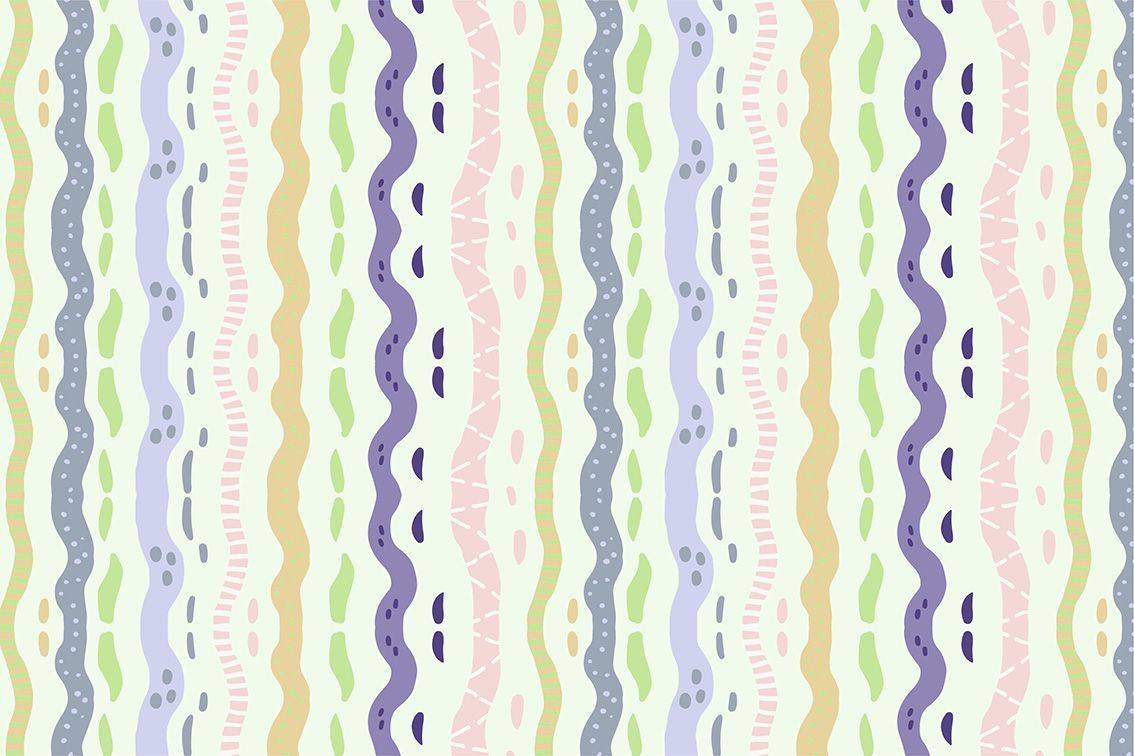 Strisce verticali ondulate color pastello con linee smerlate e piccoli accenti a pois su uno sfondo chiaro.