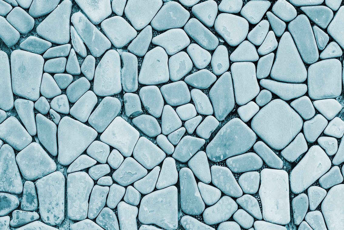 Ciottoli azzurri e bianchi, fittamente disposti a formare un mosaico dalla texture particolare.