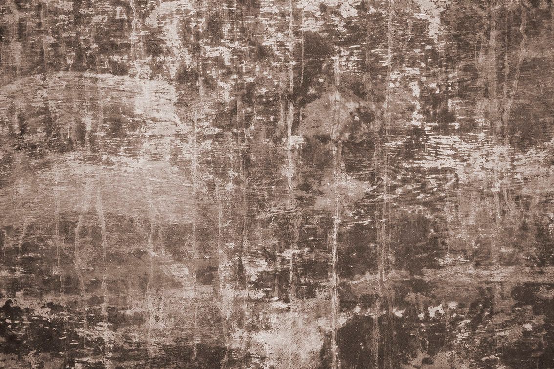 Parete con texture marrone e beige, con pittura scrostata e effetto invecchiato e macchie screziate.