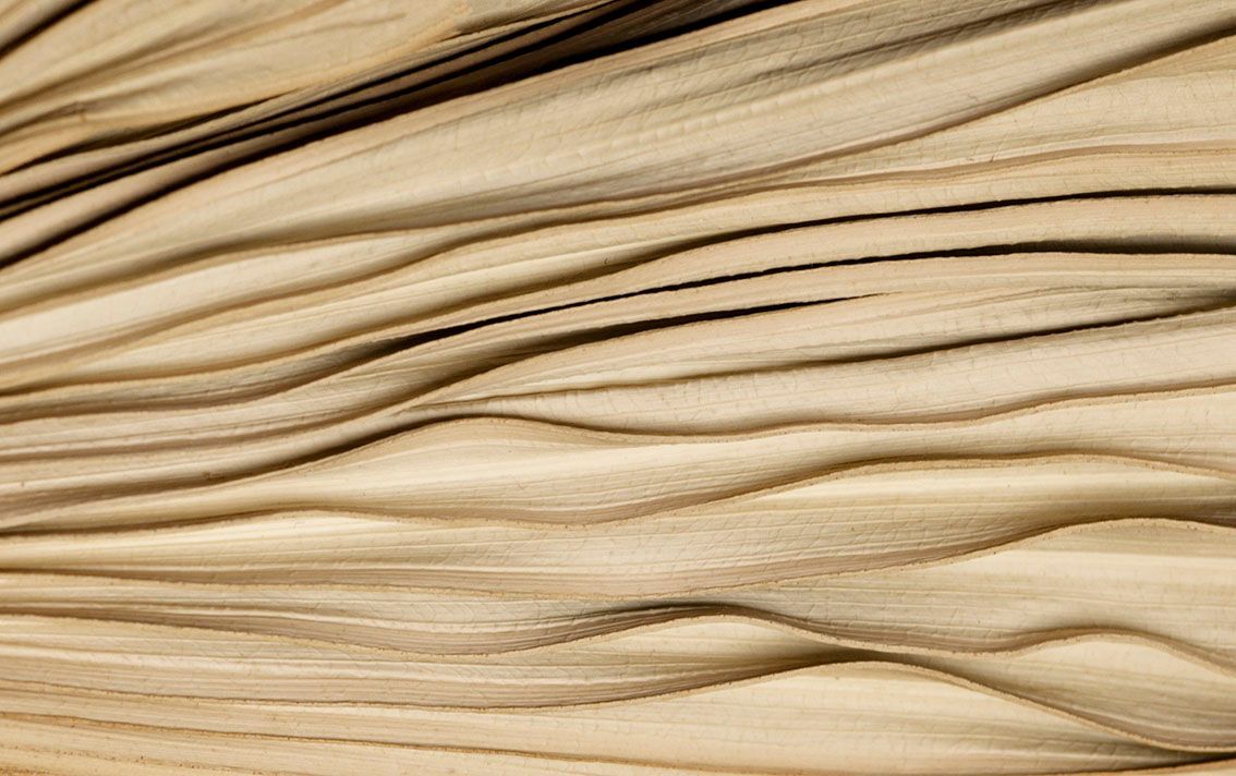 Fogli di carta beige impilati con bordi ondulati a strati