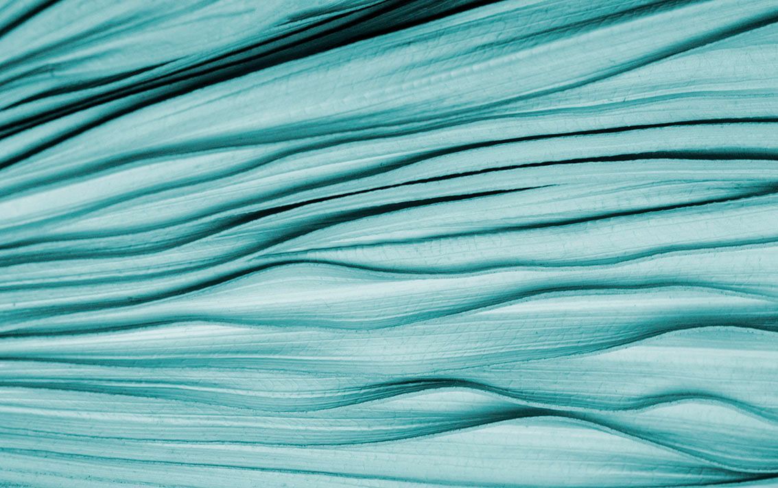 Tessuto astratto color verde acqua con pieghe e increspature orizzontali fluide.