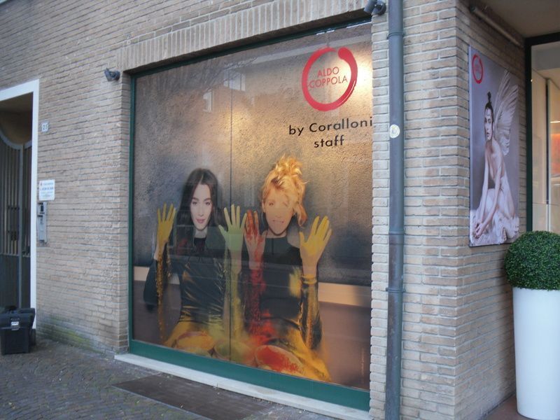 Vetrina con pubblicità di moda e la scritta