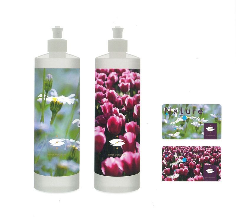 Due dispenser di sapone e cartellini coordinati con motivi floreali: margherite e tulipani rosa.